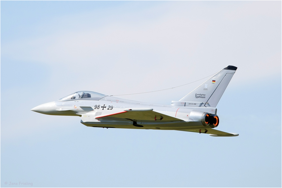 Eurofighter Typhoon mit Nachbrenner /  Der Sonne entgegen