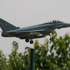 Eurofighter unmittelbar vor der Landung auf dem Luftwaffenstützpunkt bei Nörvenich