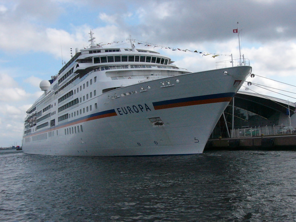 Europa - Im Hafen - Ruhiges Wasser - Dunkle und Helle Wolken