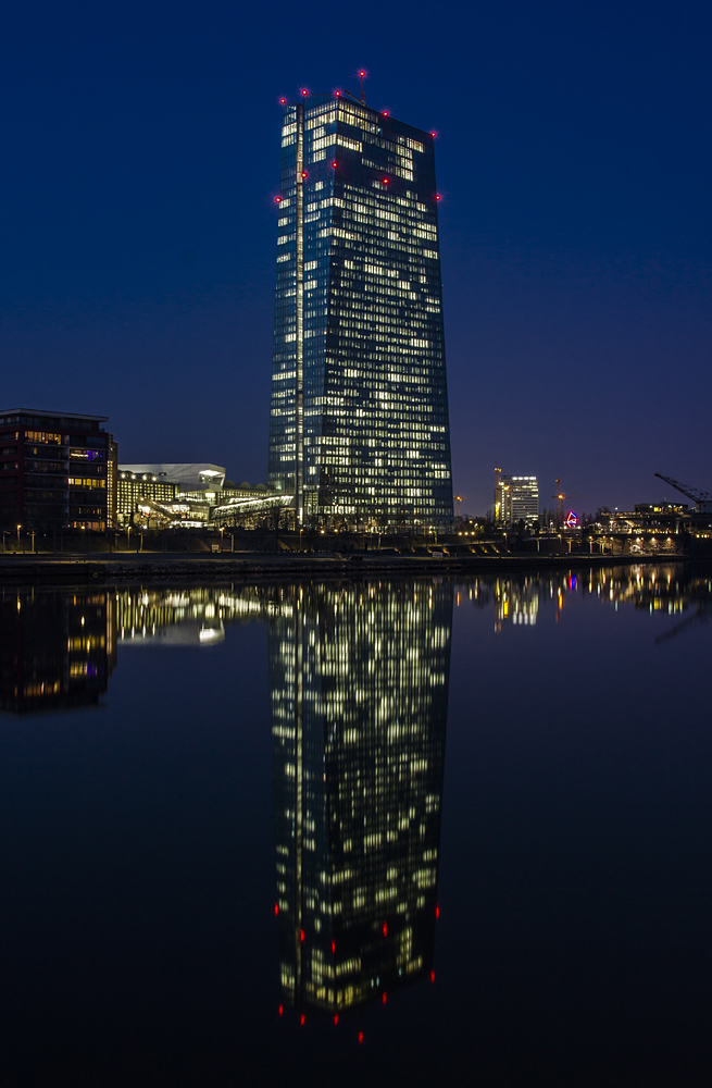 Europäische Zentralbank EZB in Frankfurt am Abend