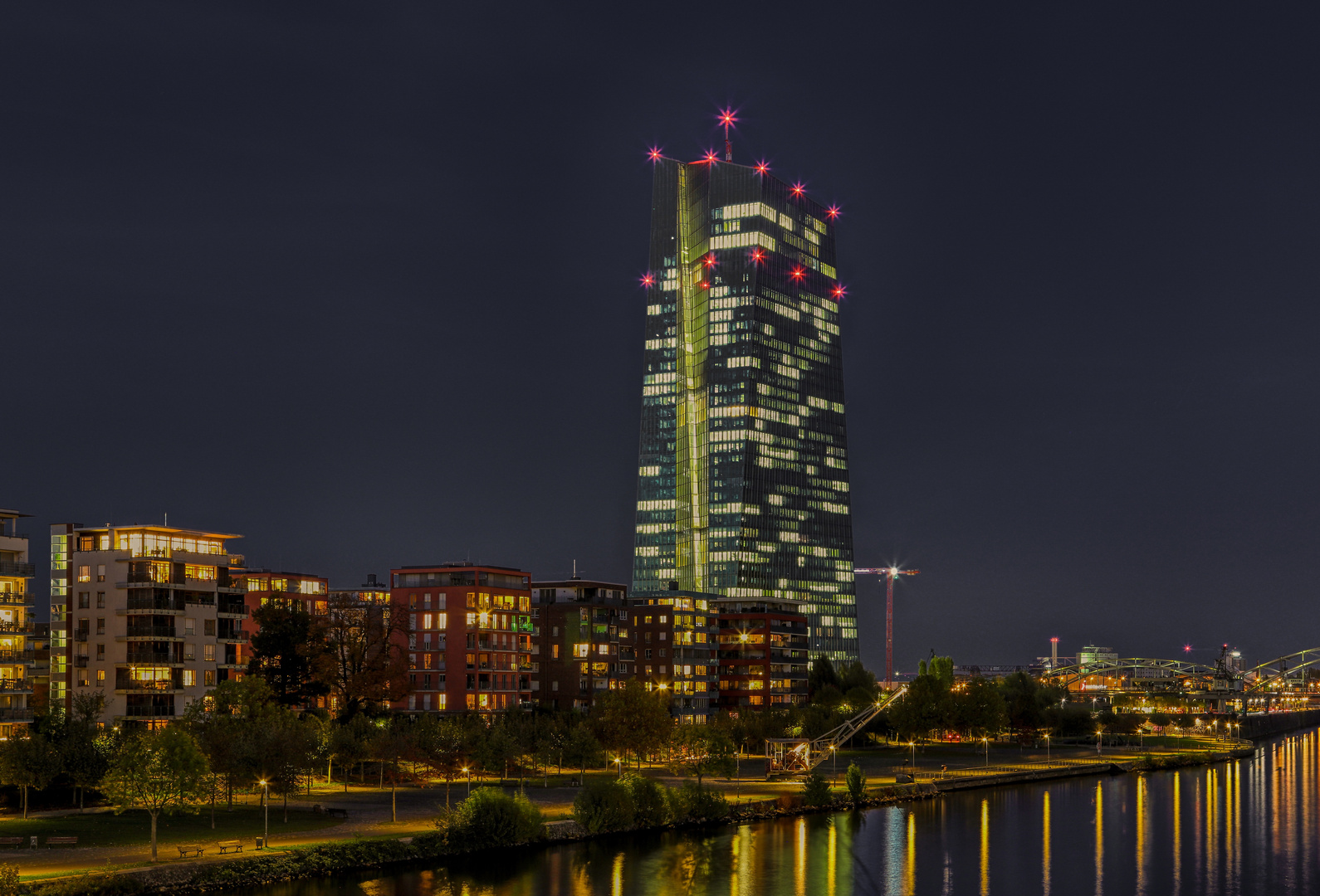 Europäische Zentralbank (EZB) in Frankfurt bei Nacht