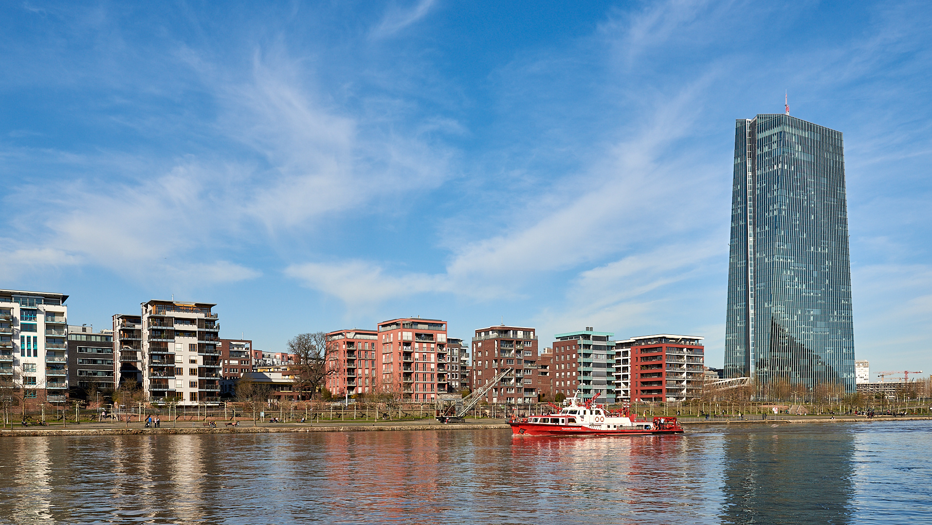  Europäische Zentralbank im Ostend von Frankfurt, mit 201 m Gesamthöhe, steigt sie gewaltig...