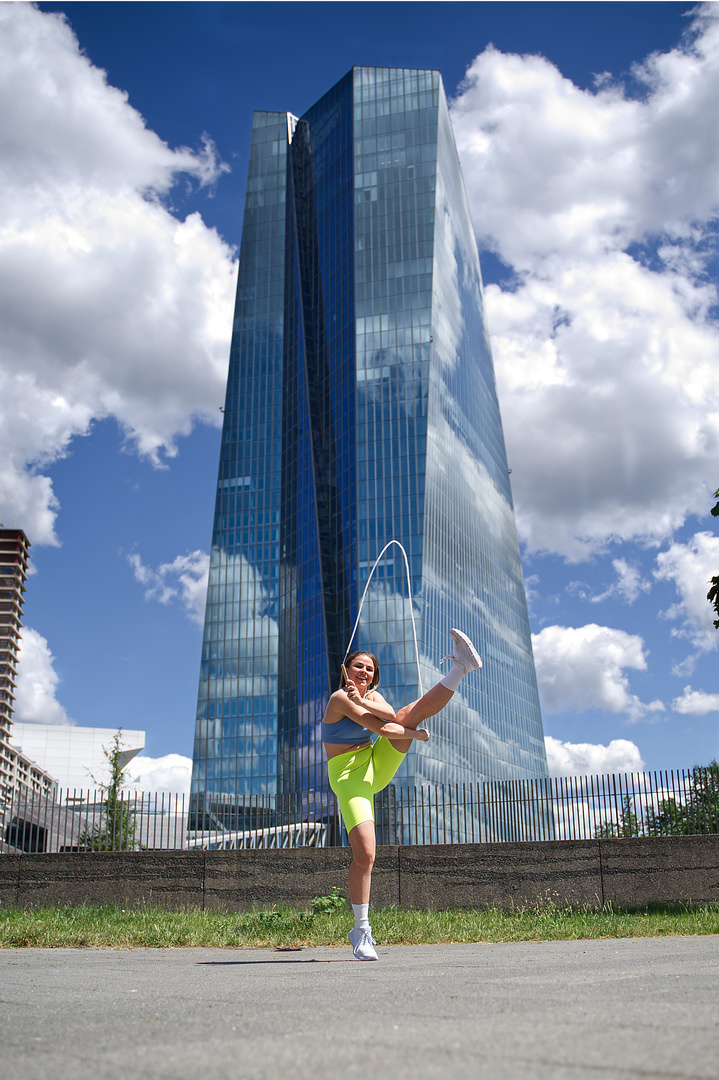 Europäische Zentralbank in Frankfurt mit Springseil