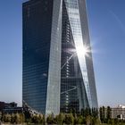 Europäische Zentralbank in Schieflage?  -  Der schräge Turm von Frankfurt.