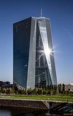 Europäische Zentralbank in Schieflage?  -  Der schräge Turm von Frankfurt.