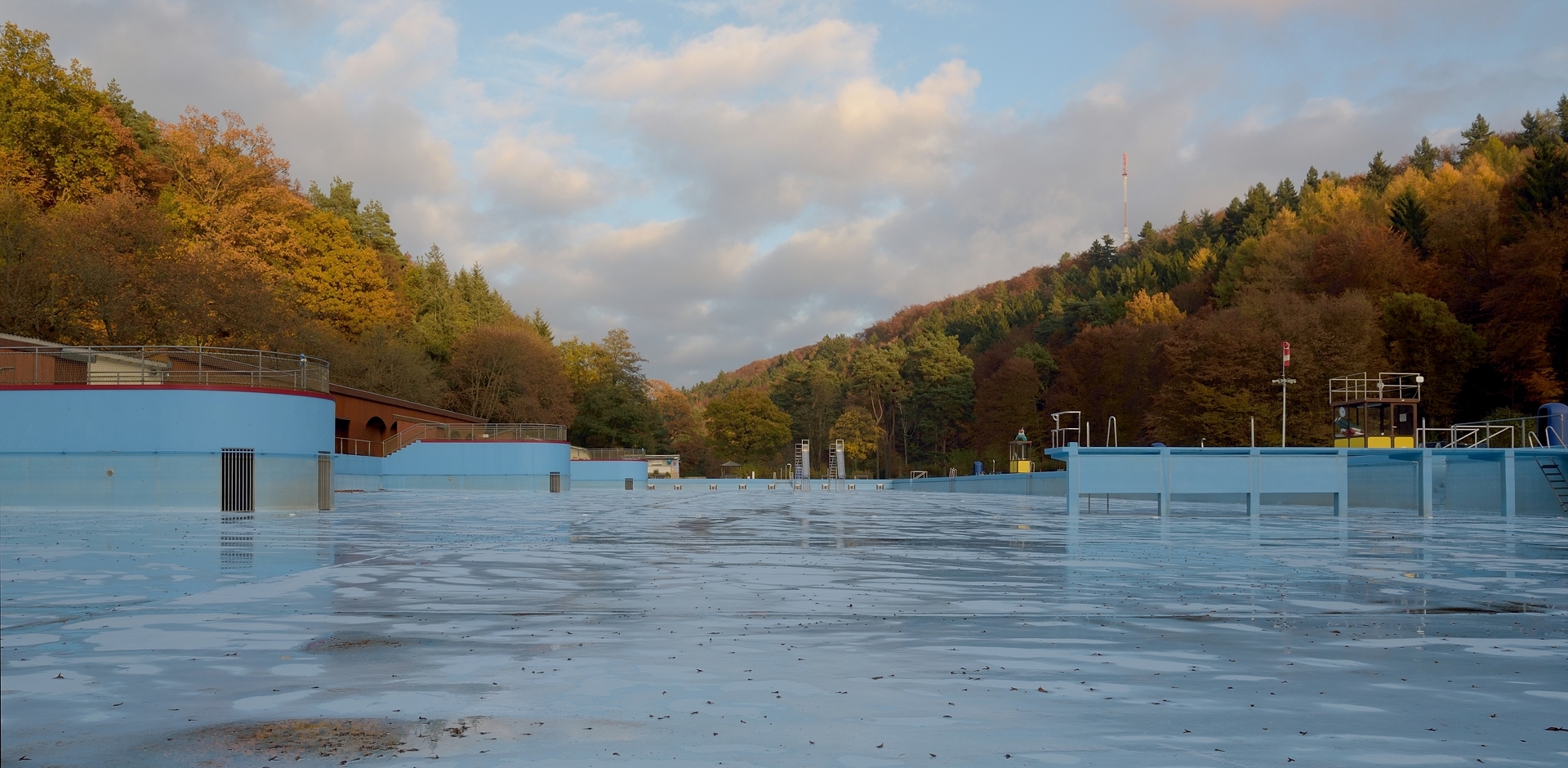 Europas größtes "Einbeckenbad" 165,3 Meter lang, 45 Meter breit, 10 500 Quadratmetern...