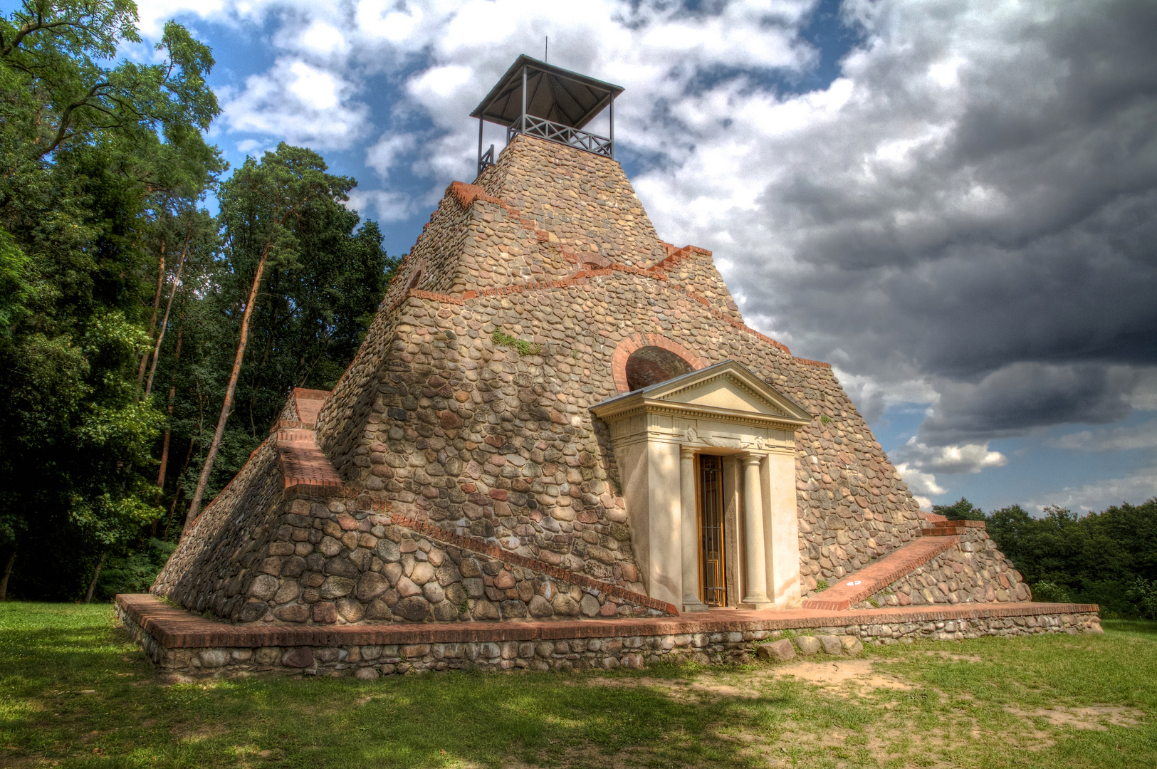 Europas höchste Feldstein Pyramide in Garzau Foto & Bild deutschland