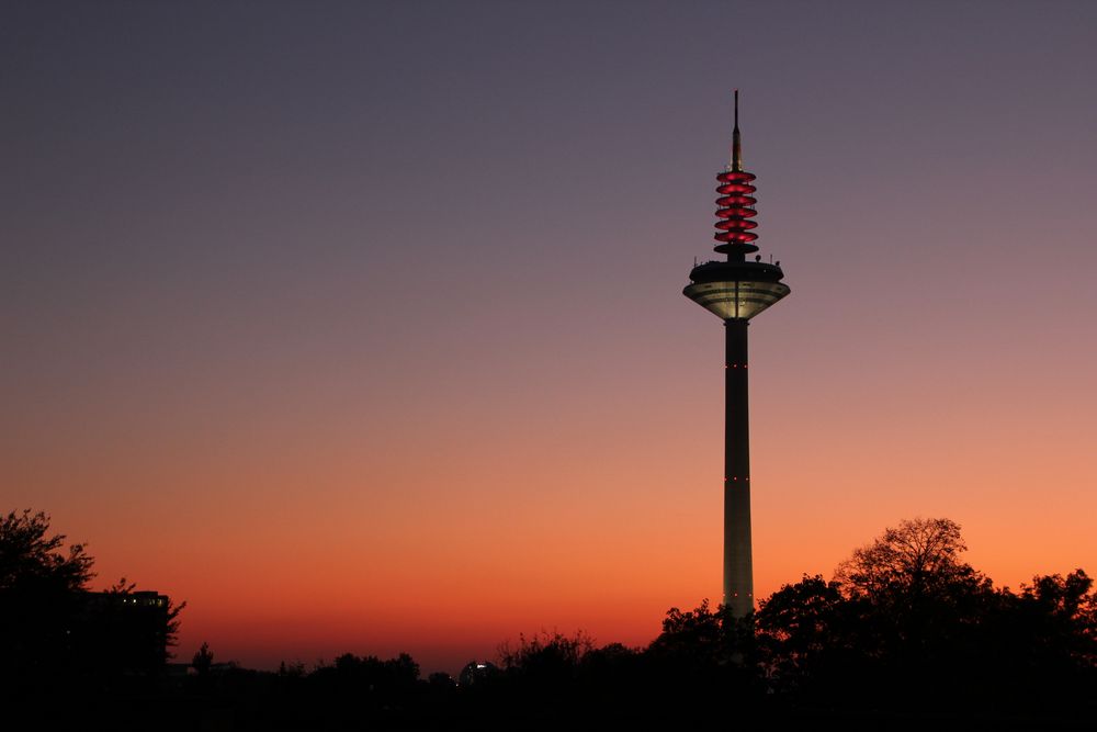 Europaturm bei Dämmerung