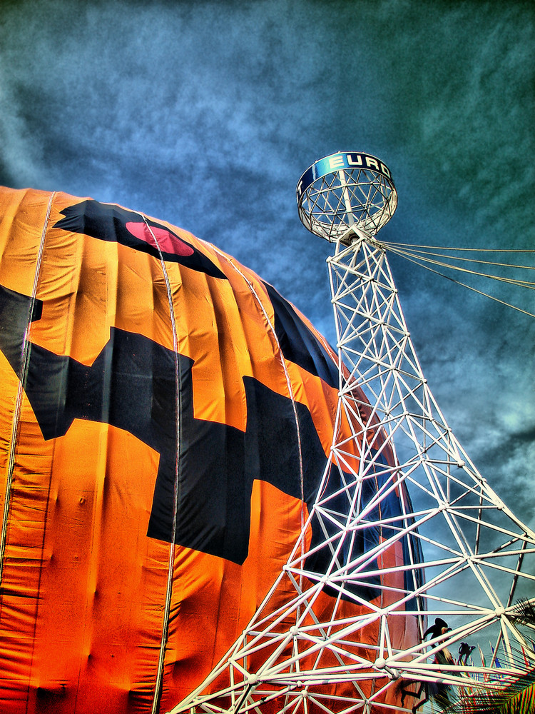 EuroSat im Halloween-Gewand