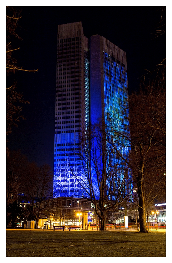 Eurotower bei Nacht, beleuchtet