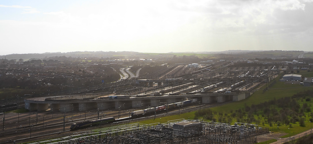 Eurotunnel-Terminal Folkestone (mit Eurostar im HG)