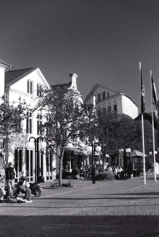 Eutiner Marktplatz am Nachmittag + Rotorange