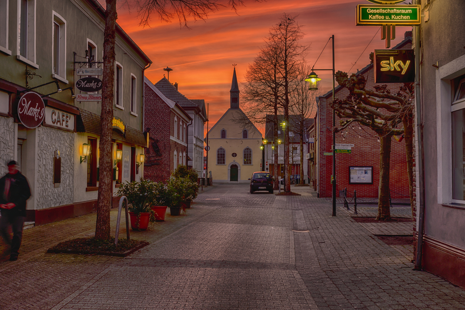 Ev. Kirche in Bracht im Abendrot