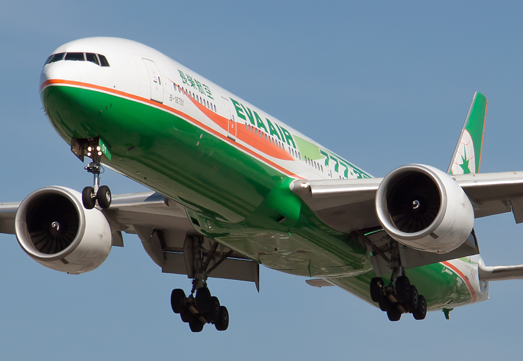 Eva Air Boeing 777-300ER Final approach to LAX