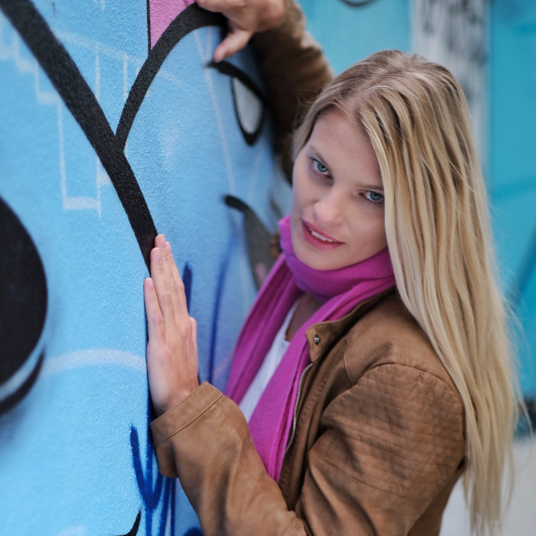 Eva - Portrait vor Graffiti