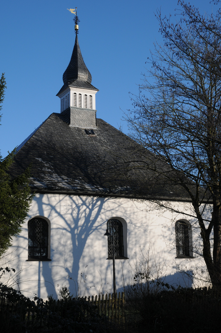 Evangelische Dorfkirche in Gruiten . . .