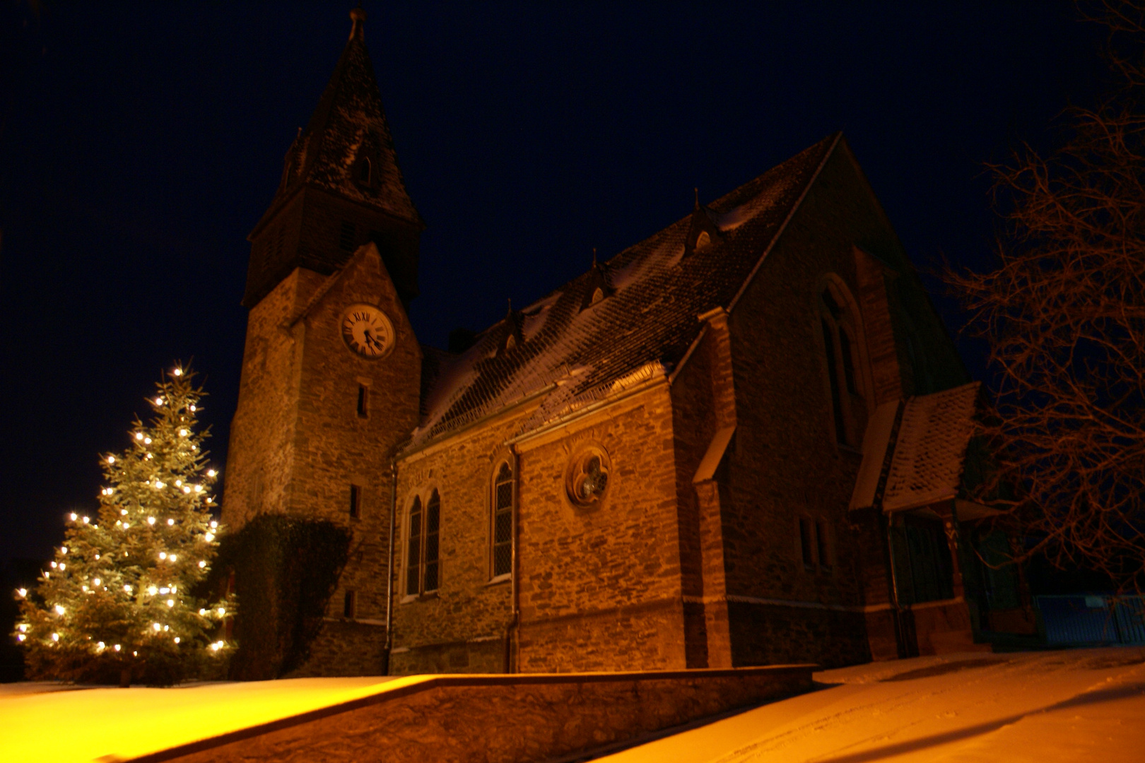 Evangelische Kirche Aumenau im weihnachtlichen Glanz