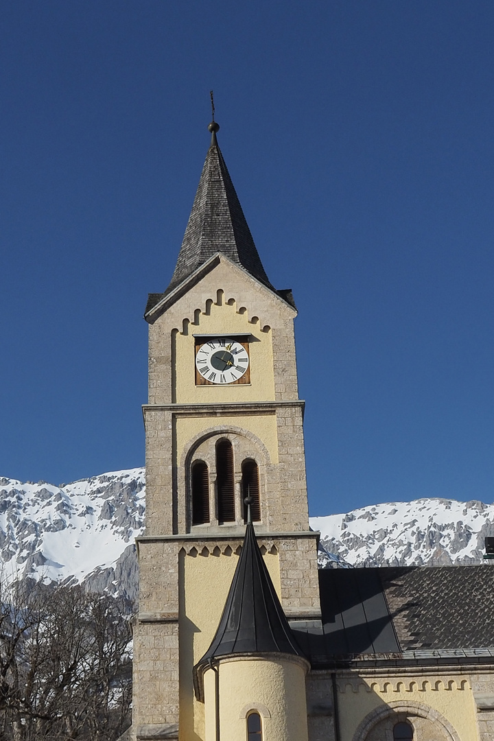 Evangelische Kirche mit Dachstein in der Ramsau 