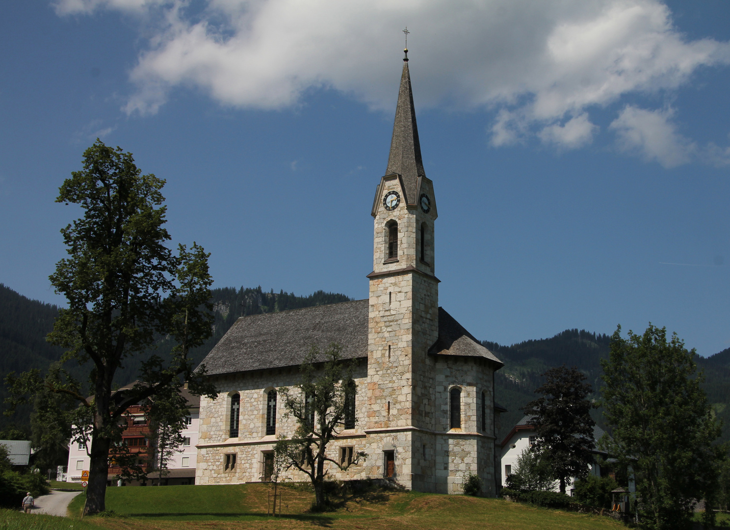 Evangelische Kirche mit Pfarrhaus hinter einer Linde (Denkmal)