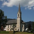 Evangelische Kirche mit Pfarrhaus hinter einer Linde (Denkmal)