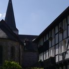 Evangelische Kirche und Fachwerk in der kleinen Ortschaft Düssel bei Wülfrath.