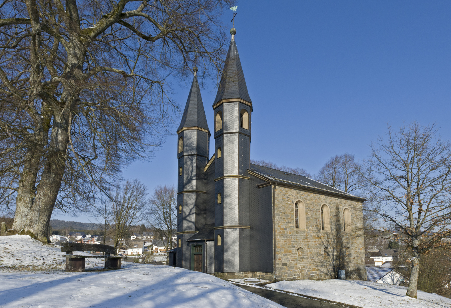 Evangelische Pfarrkirche in Banfe an einem kalten Tag