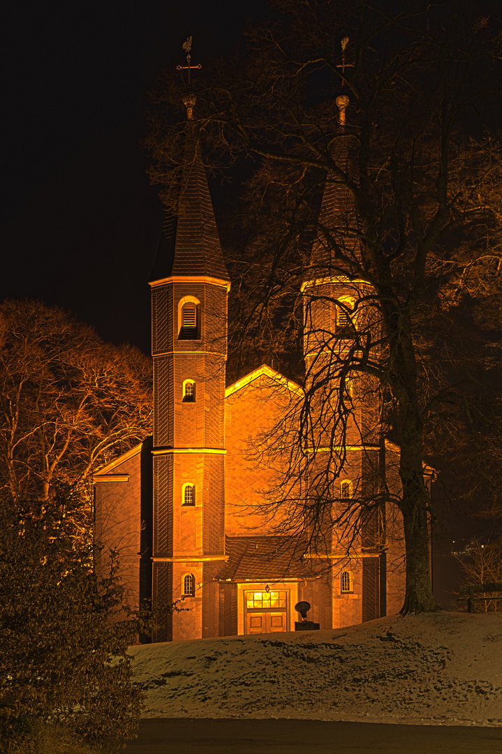 Evangelische Pfarrkirche von Banfe in kalter Nacht