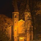 Evangelische Pfarrkirche von Banfe in kalter Nacht