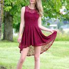 Evelyn im roten Kleid