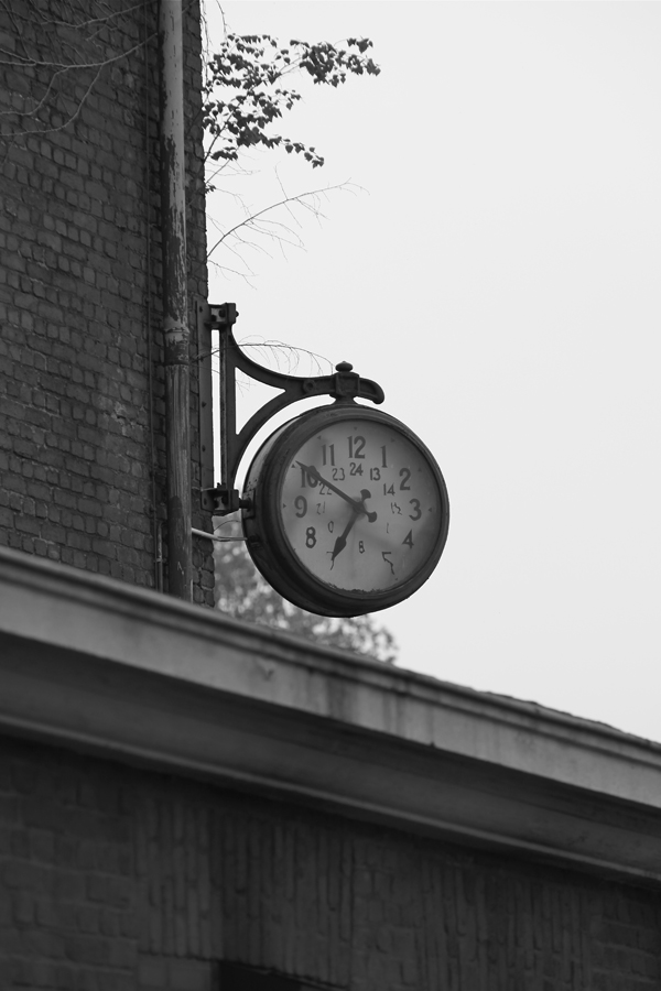 Even a stopped clock....... Foto & Bild architektur, signale zeichen