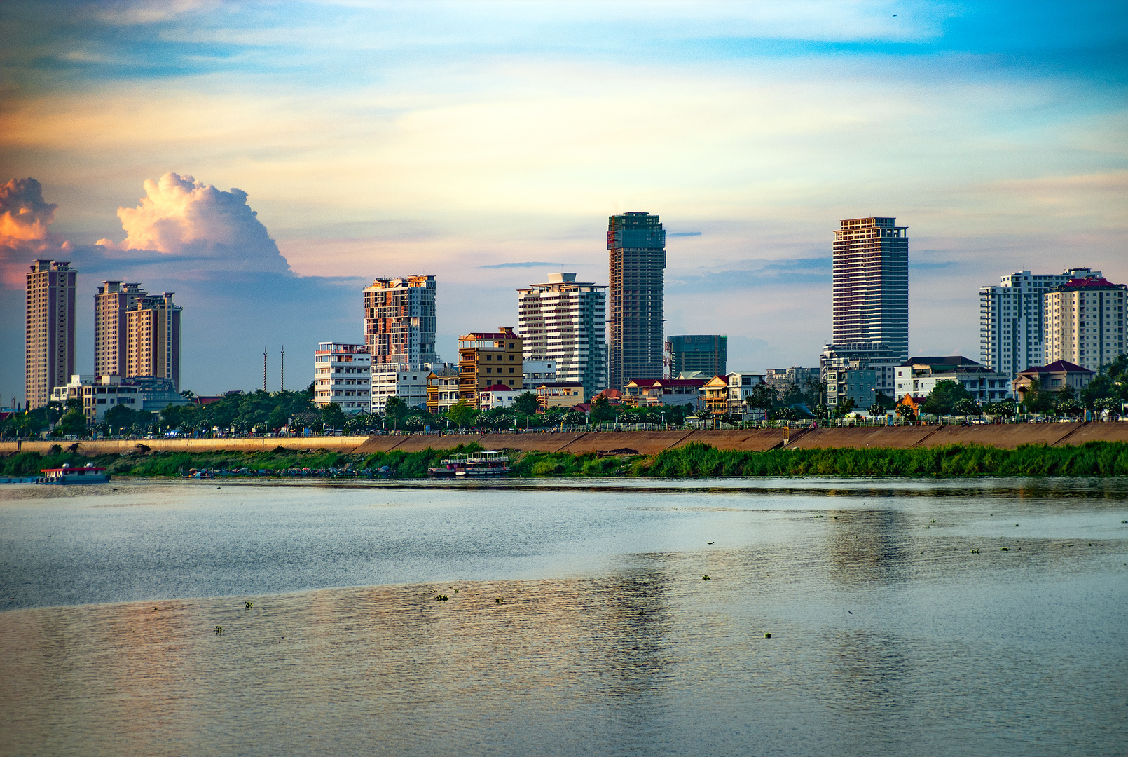 Evening atmosphere at Tonlé Sap