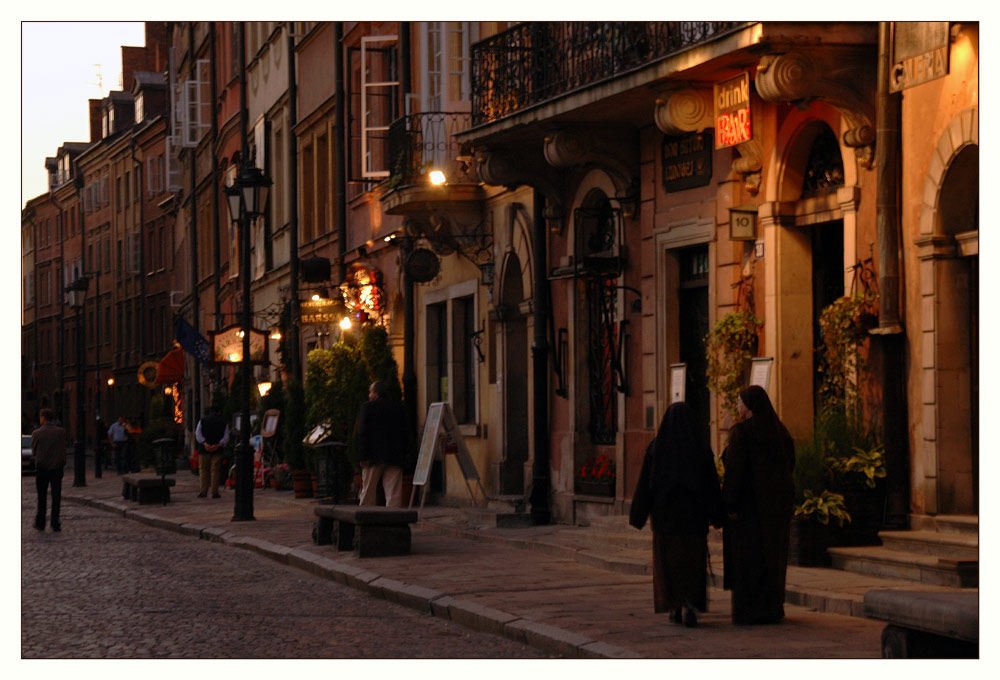 Evening Stroll - Abends am Platz