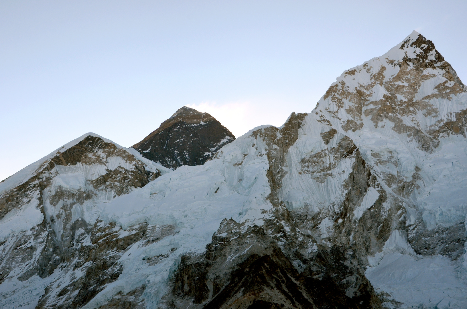 Everest-Westschulter, Everest (8840m) und Nuptse West (7732 m) von links