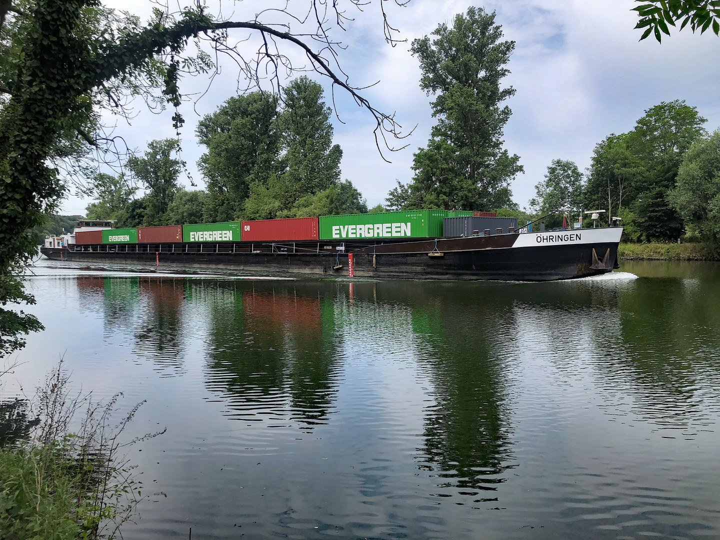 EVERGREEN-Container unterwegs auf dem schwäbischen Neckar