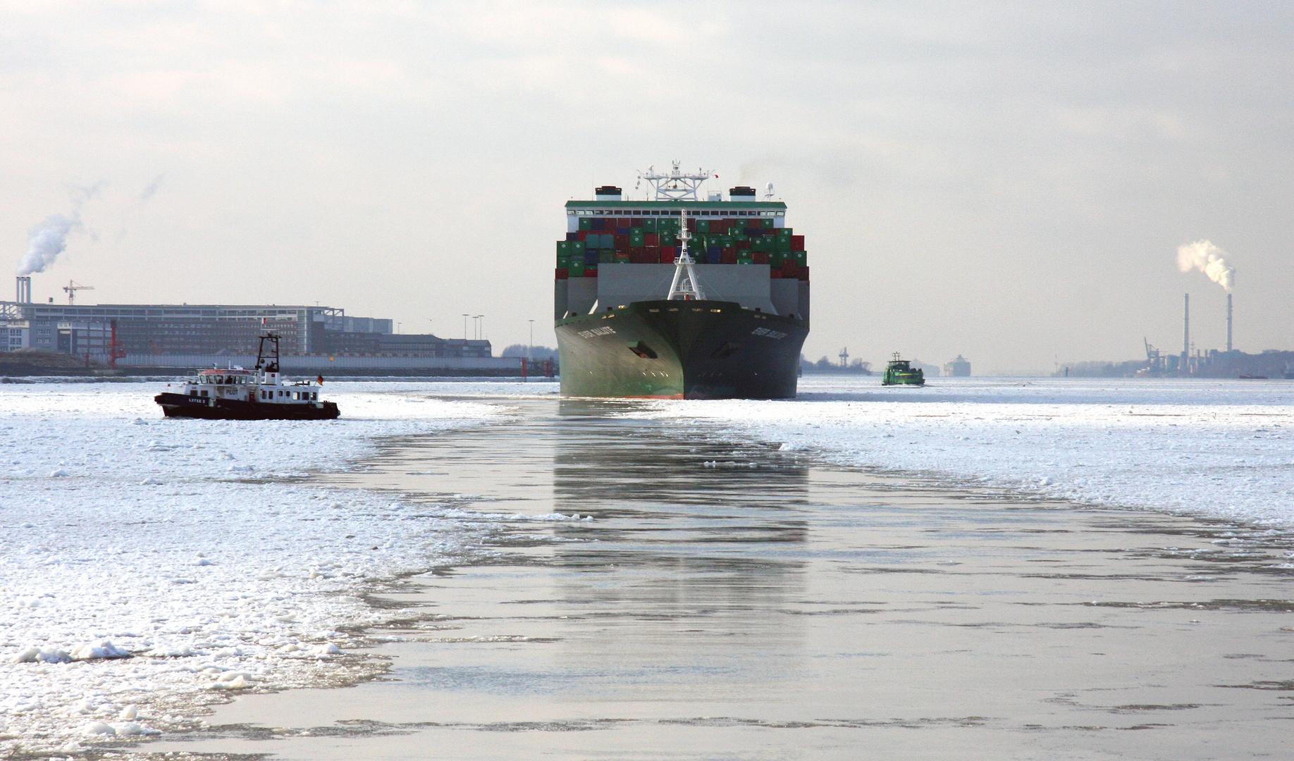 Evergreen Containerschiff "Ever Salute" elbaufwärts...