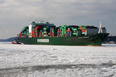 Evergreen Containerschiff "Ever Salute" elbaufwärts...10.02.2012