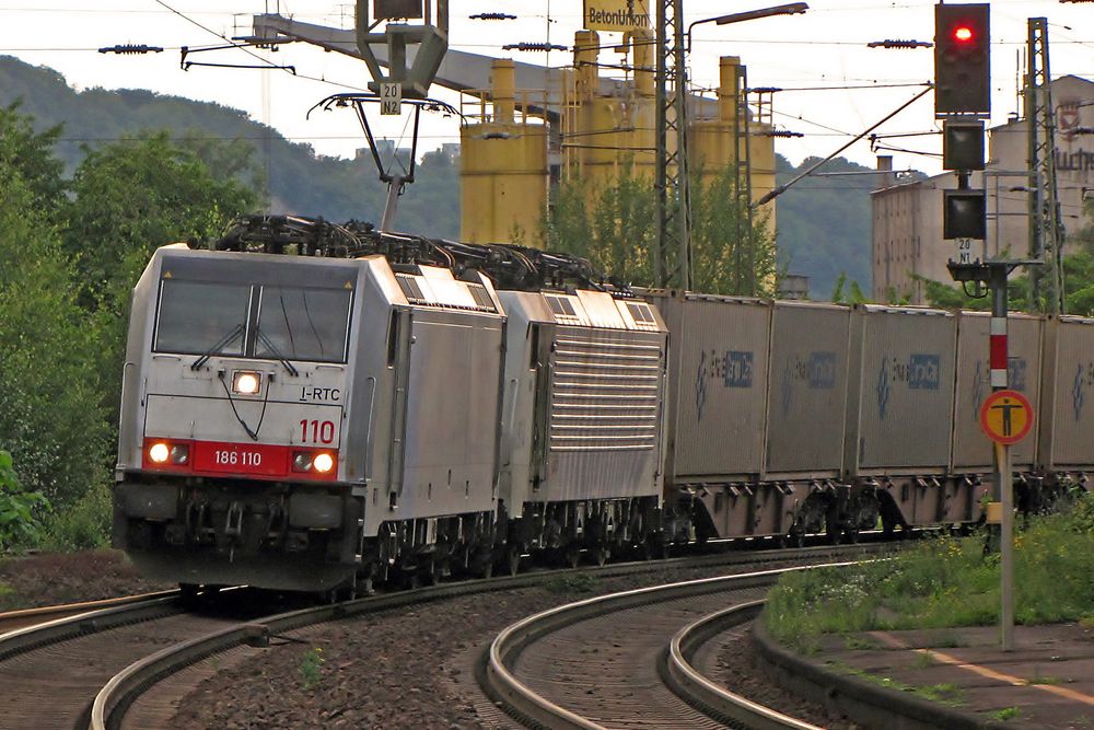 Ewals-Cargo-Zug durch den Bahnhof Oberlahnstein