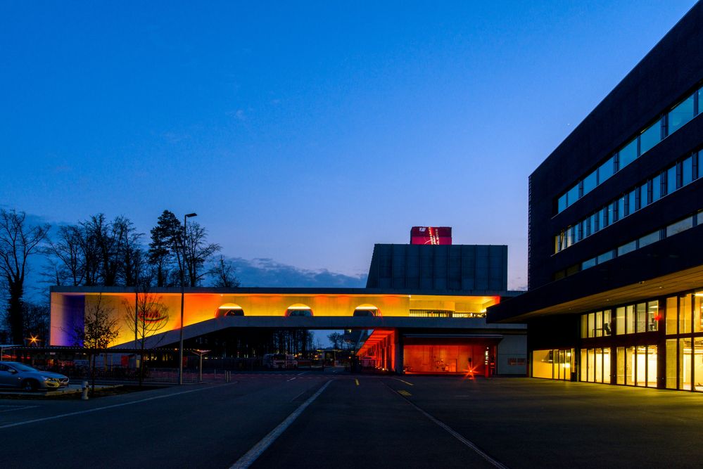 EWB Bern Eingangspasserelle mit Feuerwehrgebäude