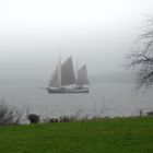 Ewer im Winternebel vor Blankenese