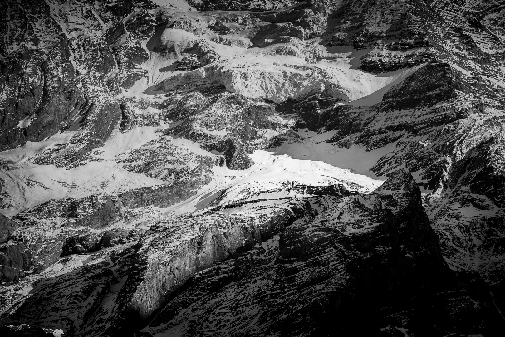 Ewige Anmut: Eine Schwarz-Weiß-Reise am Oeschinensee