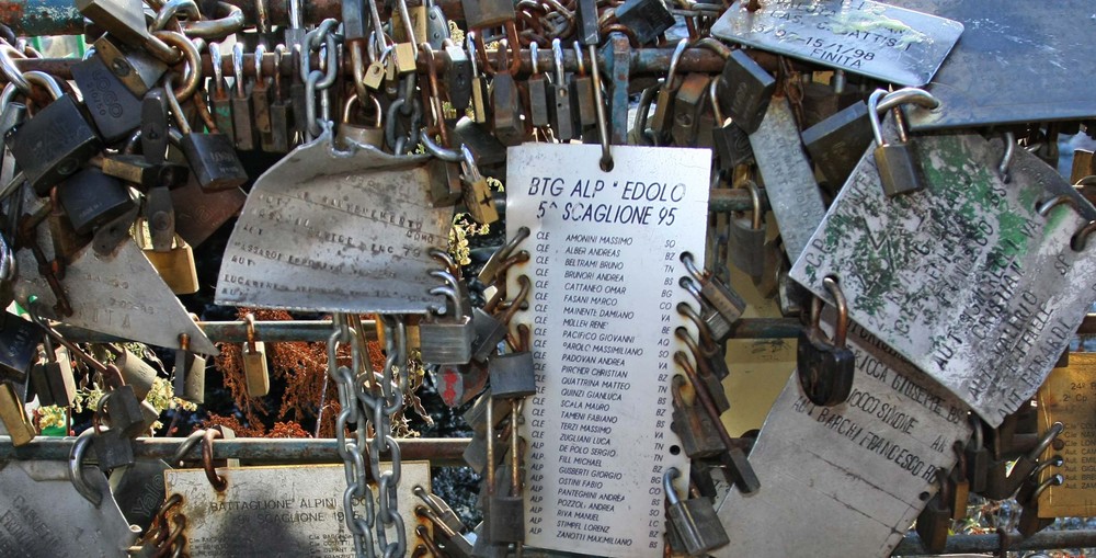 EWIGE LIEBESSCHWÜRE IN SCHLOSS UND KETTE