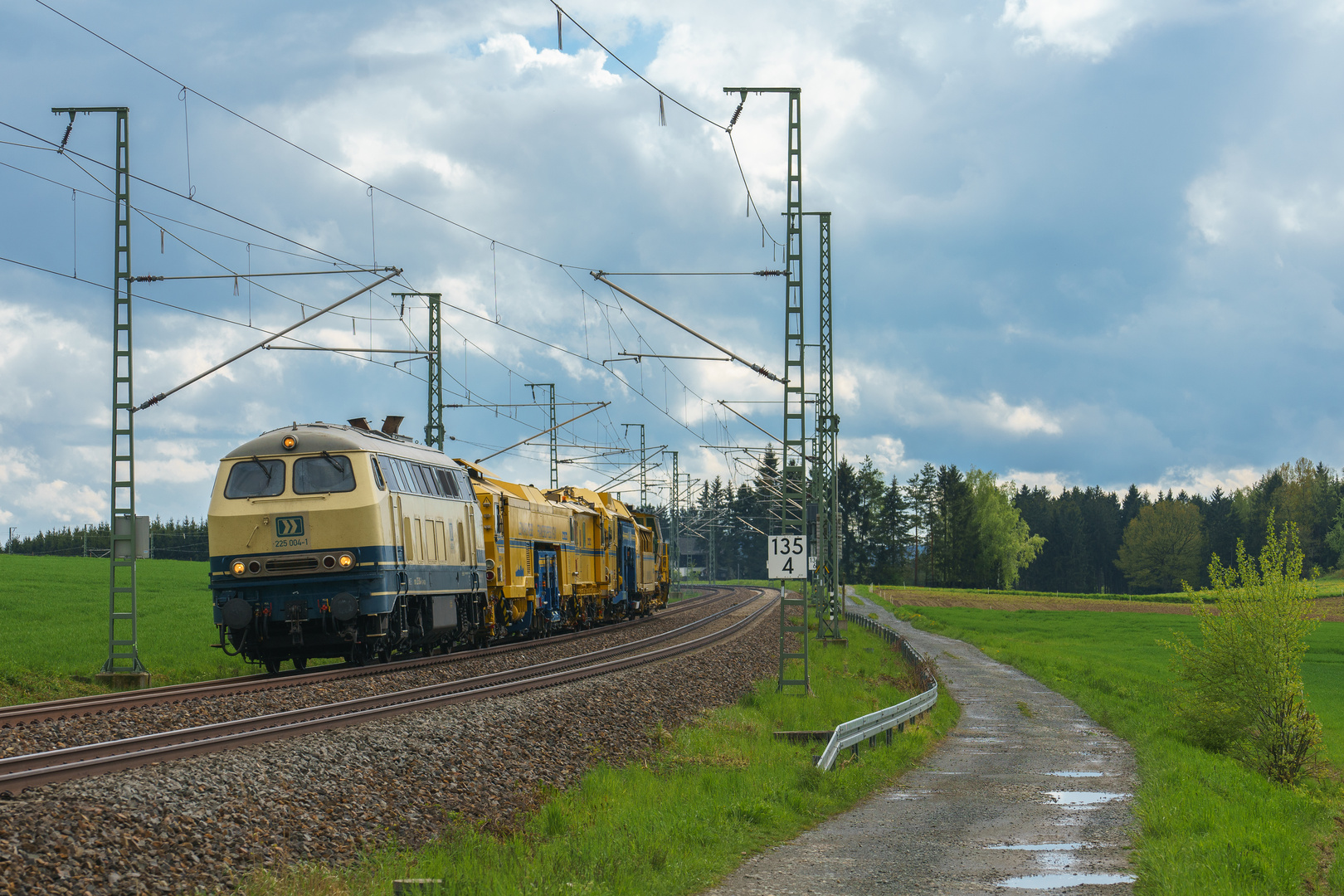 Ex- Bundesbahn- Oldtimer mit Bauzug