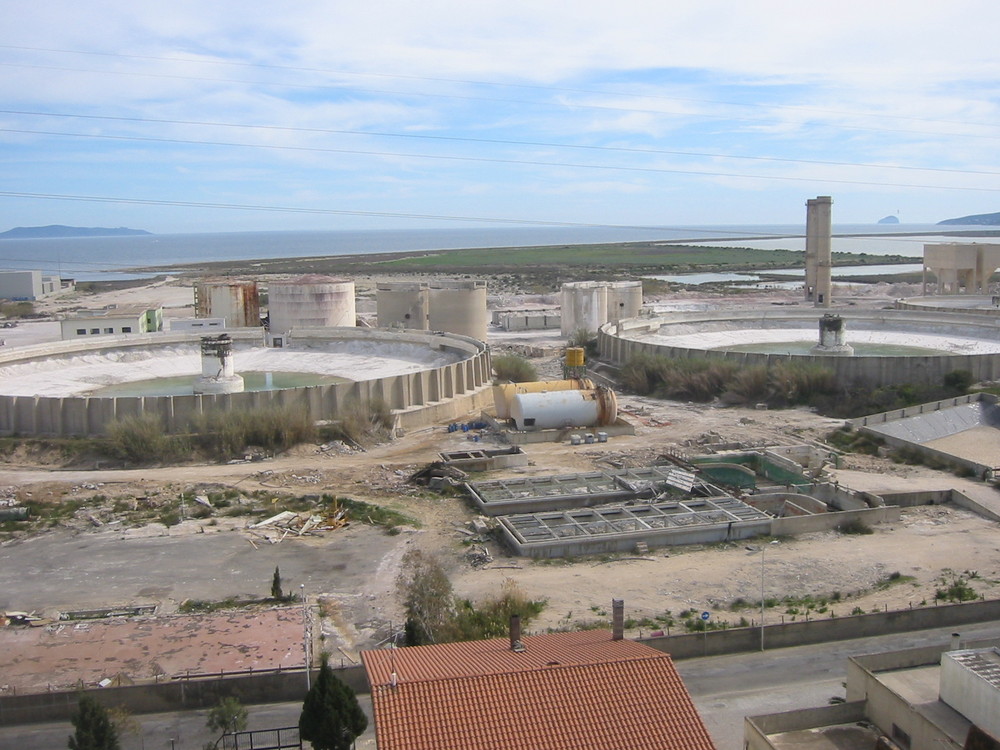 ex industria di magnesio in demolizione a s.antioco sardegna