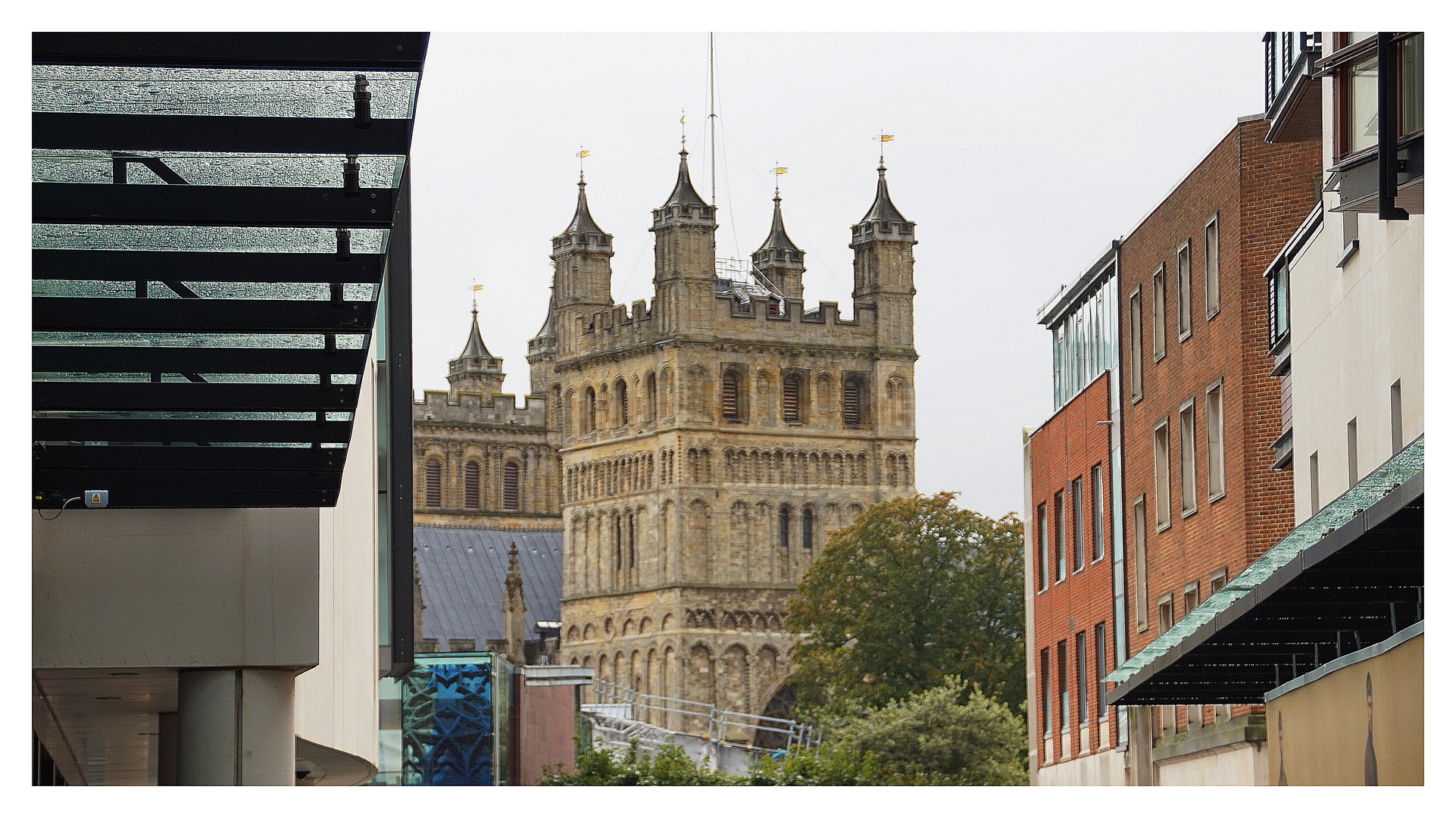 Exeter Cathedral inmitten der Stadt