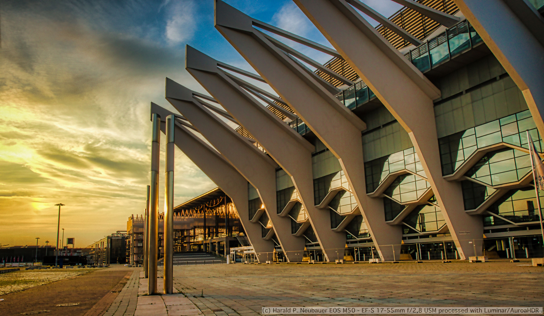 Exhibition halls and sound arch (Bremen, GER)