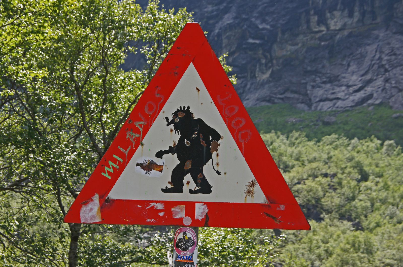 Exklusives Warnschild vor den Ureinwohnern am Trollveggen.