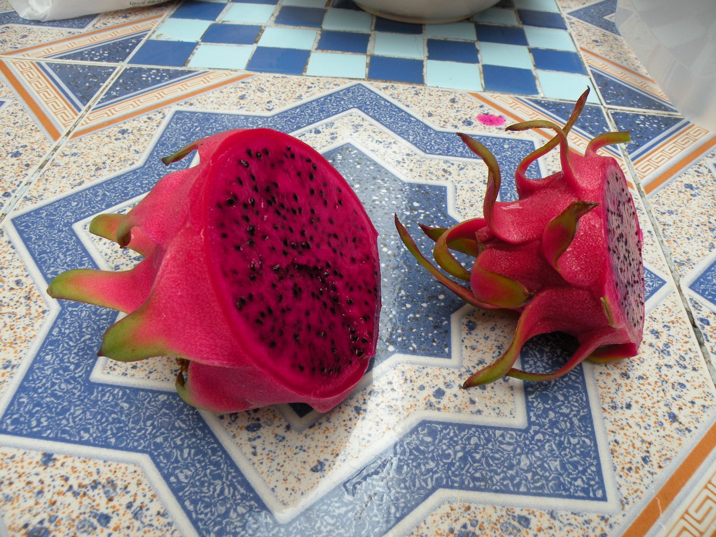 Exotische Früchte -Drachenfrucht-rot-