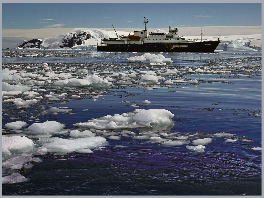 Expeditionsschiff in der Antarktis  