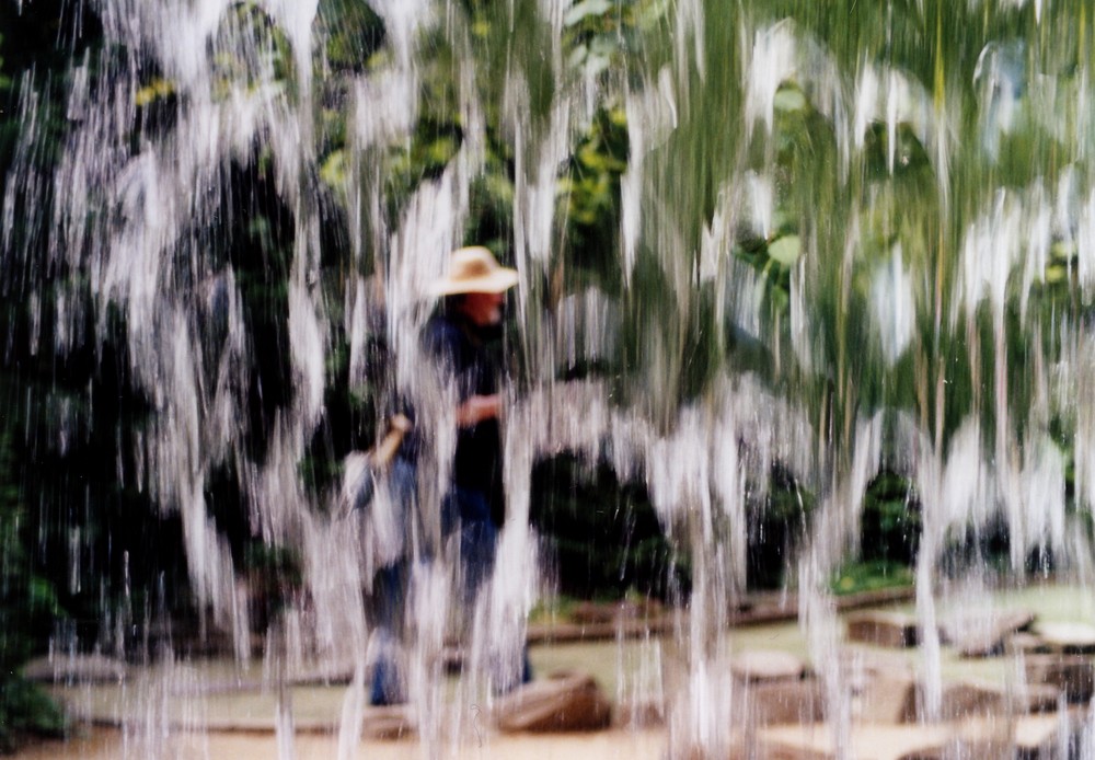 Experiment - Blick durch einen Wasserfall