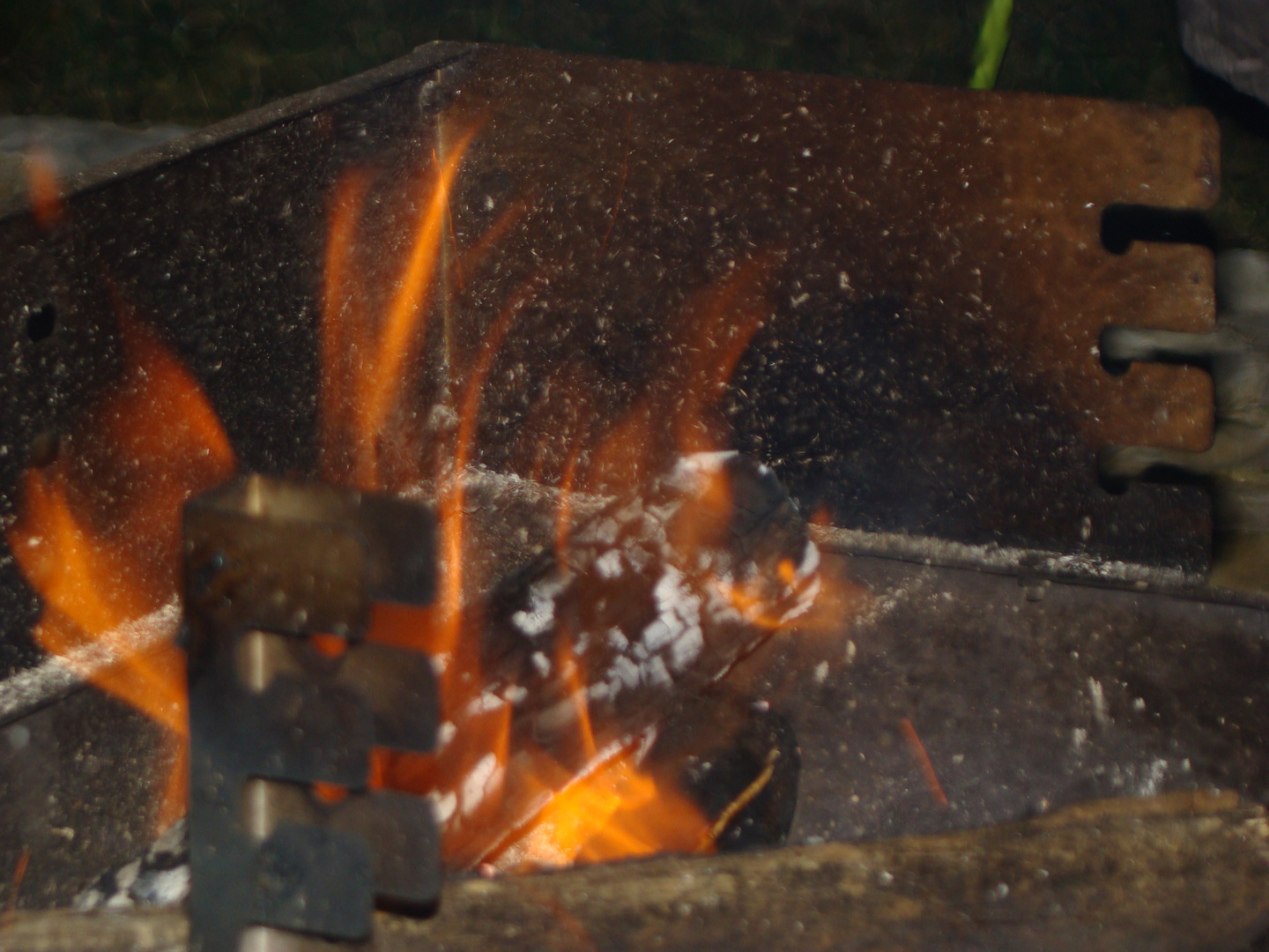 Explosion de cendres parmi les flammes